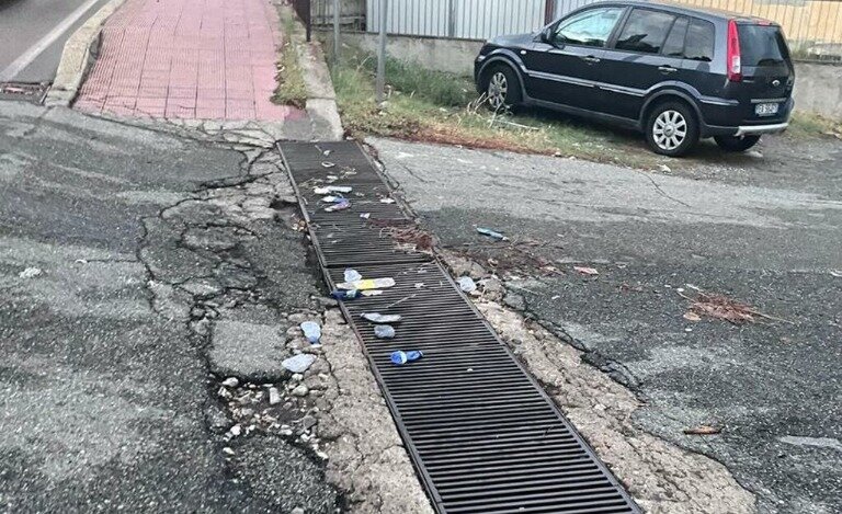 "RICCIO, VIA LIVORNO SOTT'ACQUA CON 4 GOCCE: LA CITTA' IN TILT PER LA MANCATA PULIZIA DI FOSSI, CANALI E CADITOIE"