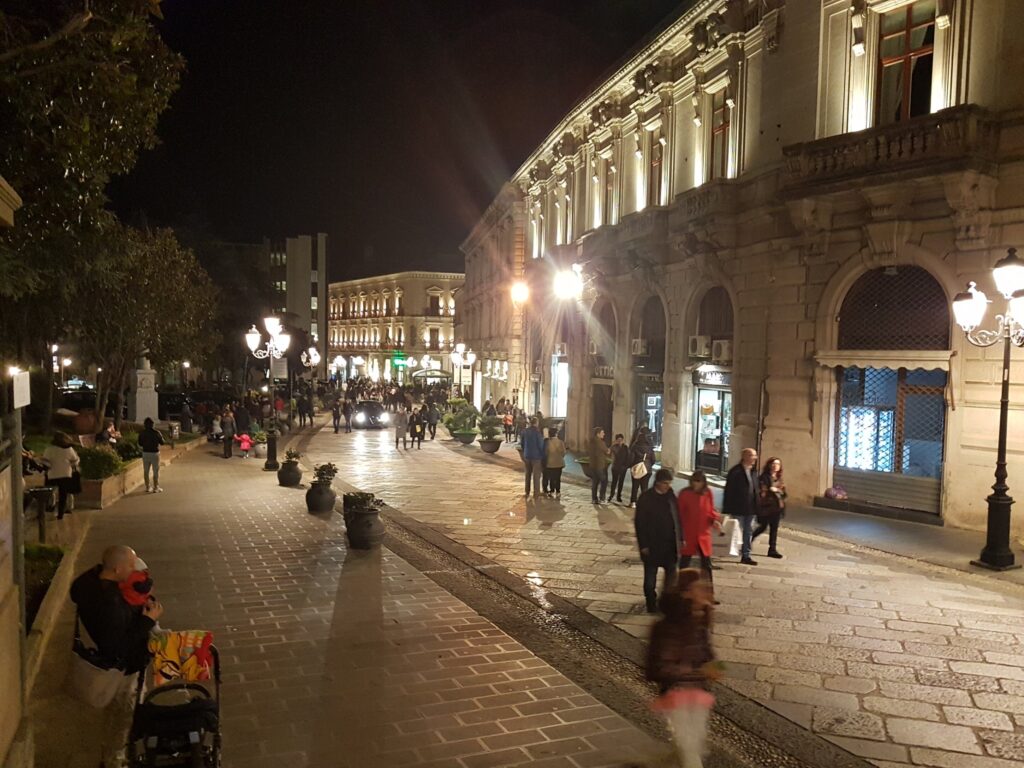 Domani, giovedì 2 aprile 2026, isola pedonale sul Corso. Cosa prevede l’ordinanza di Polizia Locale