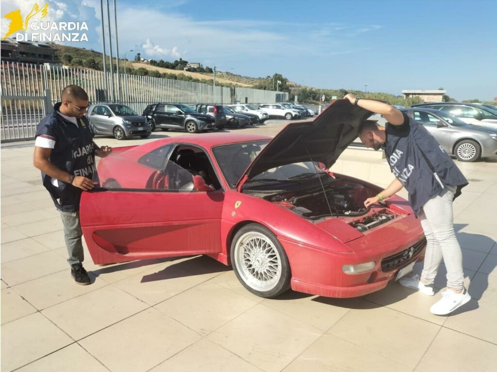 Ferrari "taroccata" sequestrata a Catanzaro