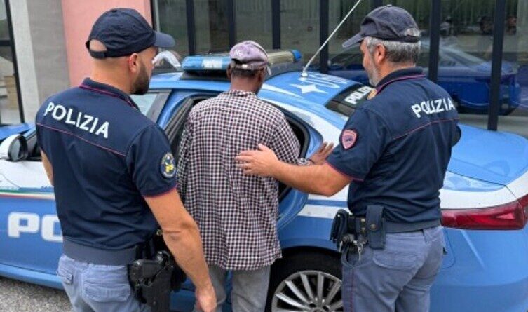 Straniero senza fissa dimora, disturbava continuamente gli abitanti del centro storico
