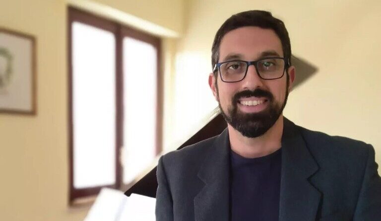 Il talento catanzarese Giulio De Carlo trionfa al Concorso Internazionale di Composizione Corale di Granada