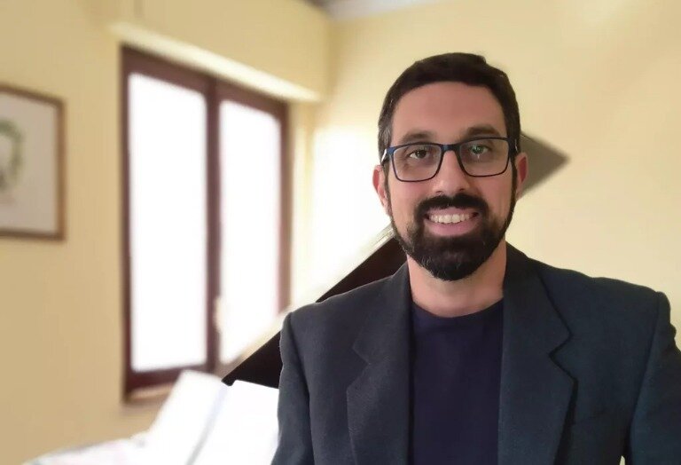 Il talento catanzarese Giulio De Carlo trionfa al Concorso Internazionale di Composizione Corale di Granada