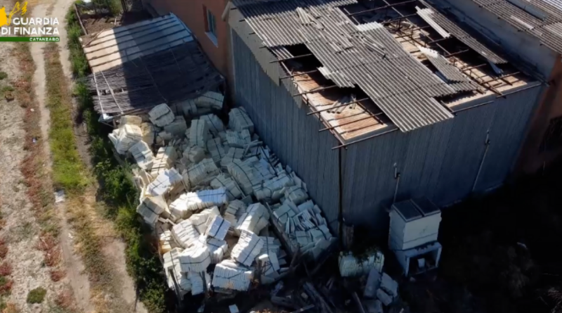 LA GUARDIA DI FINANZA (COMP. SOVERATO) HA SEQUESTRATO UN FABBRICATO DESTINATO A DISCARICA ABUSIVA