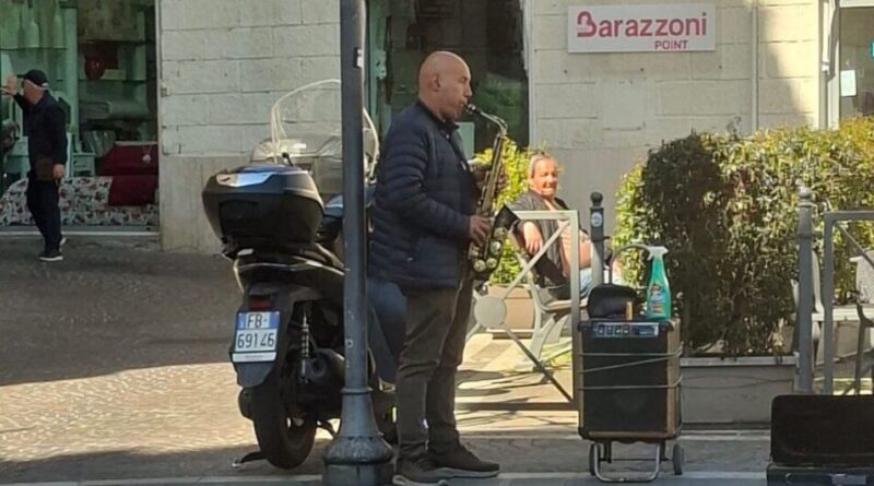 Il sax di C.so Mazzini... Oltre il semplice intrattenimento stradale