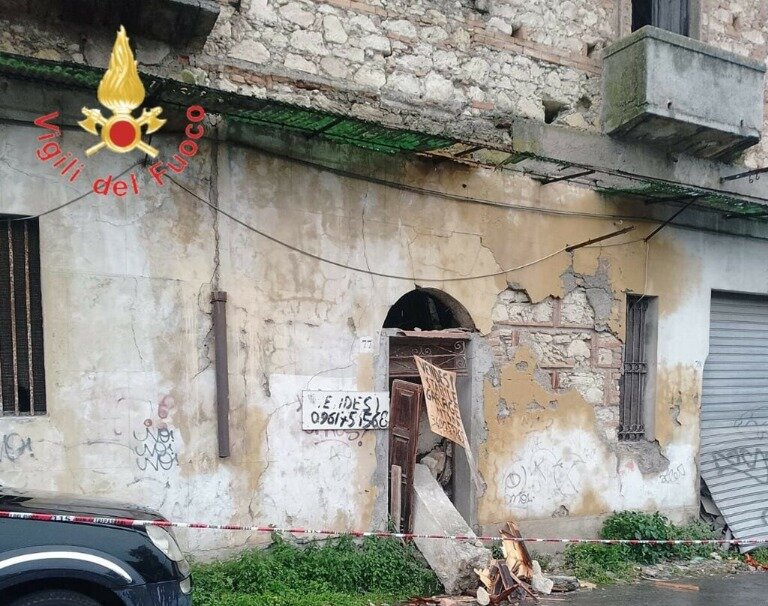 Via Carlo V, edificio privato pericolante: avviate procedure urgenti per messa in sicurezza