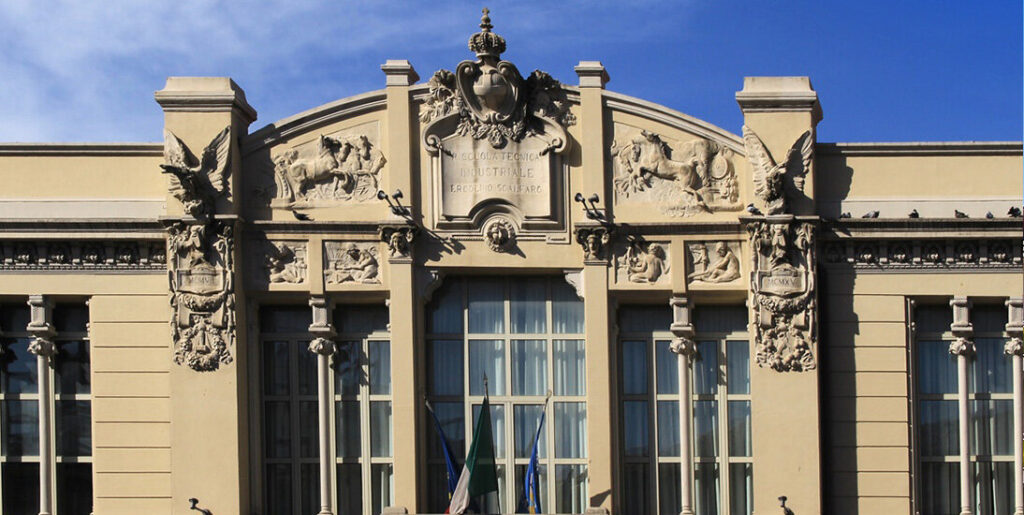 SCALFARO, 1.400 STUDENTI E UNA CAPACITÀ DA VERIFICARE. COSTANZO: “LA CRESCITA È UN MERITO, MA NON PUÒ DIVENTARE UN PROBLEMA”