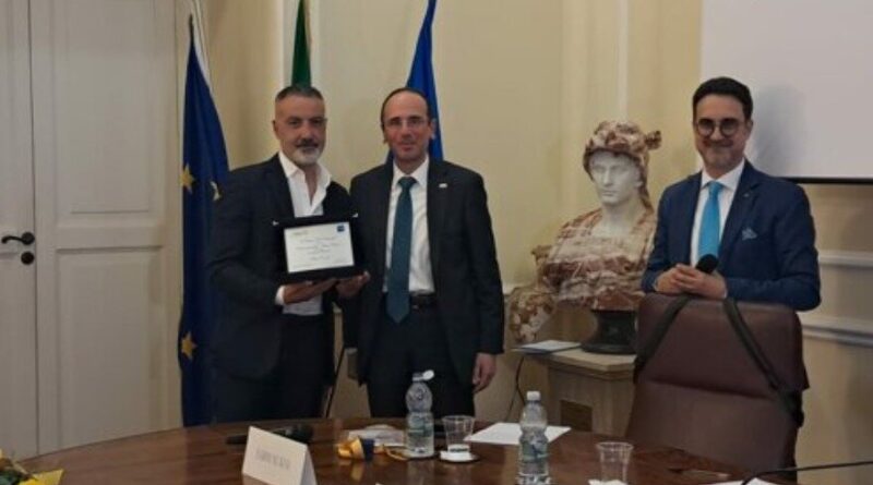 "Questo non è un premio, è un impegno": a Pietro Comito la prima edizione del Premio “Gianni Bruni” tra memoria, giornalismo e responsabilità civile