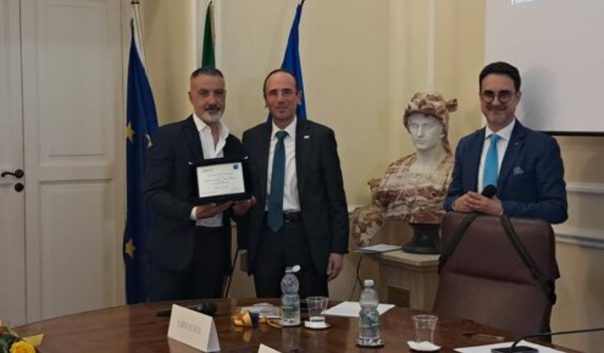 "Questo non è un premio, è un impegno": a Pietro Comito la prima edizione del Premio “Gianni Bruni” tra memoria, giornalismo e responsabilità civile