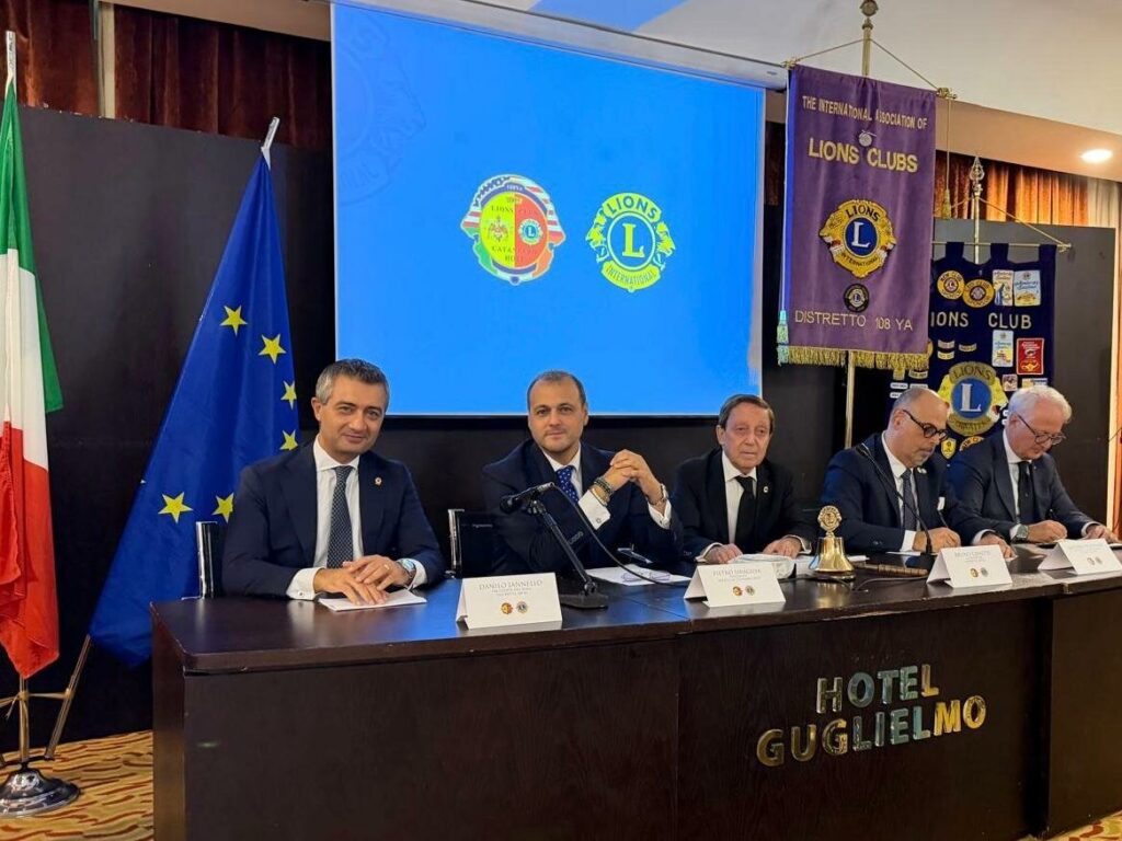Lions Catanzaro Host, il futuro ha radici nel cuore della città: all’Hotel Guglielmo l’apertura dell’anno sociale con il governatore Canetti e la Targa Lions allo scrittore Gioacchino Criaco
