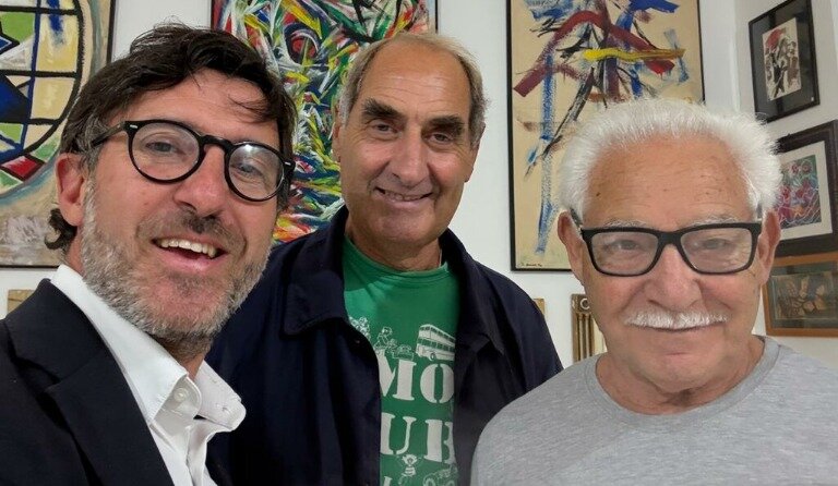 L'assessore ai Lavori pubblici del Comune di Catanzaro ing. Pasquale Squillace in visita alla Galleria Arte Spazio di Luigi Verrino ammira le collezioni di artisti di fama internazionale