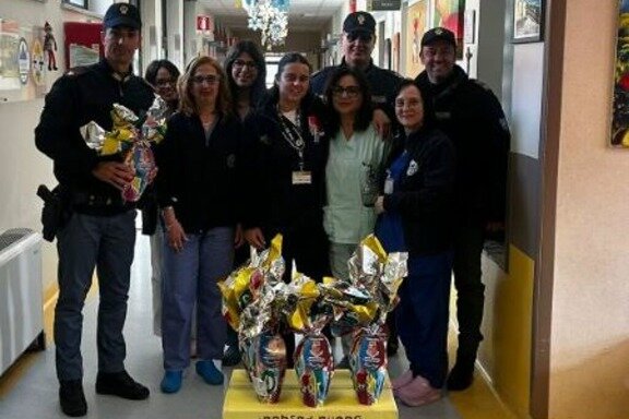 La Polizia di Stato dona uova di Pasqua ai piccoli pazienti ricoverati all’Ospedale “Pugliese-Ciaccio” di Catanzaro