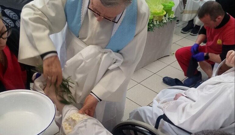 Momento commovente di spiritualità e servizio la lavanda dei piedi ad opera del sacerdote don Alfonso Velonà agli ospiti della Casa protetta di Cropani dove vengono leniti dolori e solitudine