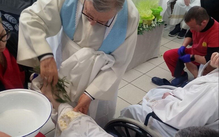 Momento commovente di spiritualità e servizio la lavanda dei piedi ad opera del sacerdote don Alfonso Velonà agli ospiti della Casa protetta di Cropani dove vengono leniti dolori e solitudine
