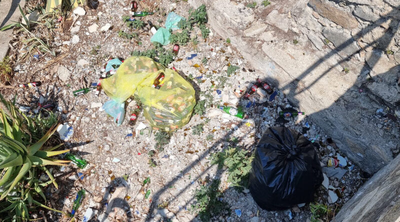 Extracomunitari? No, extraincivili! La scalinata di S.Maria di Mezzogiorno, appena bonificata, di nuovo invasa da bottiglie di birra!