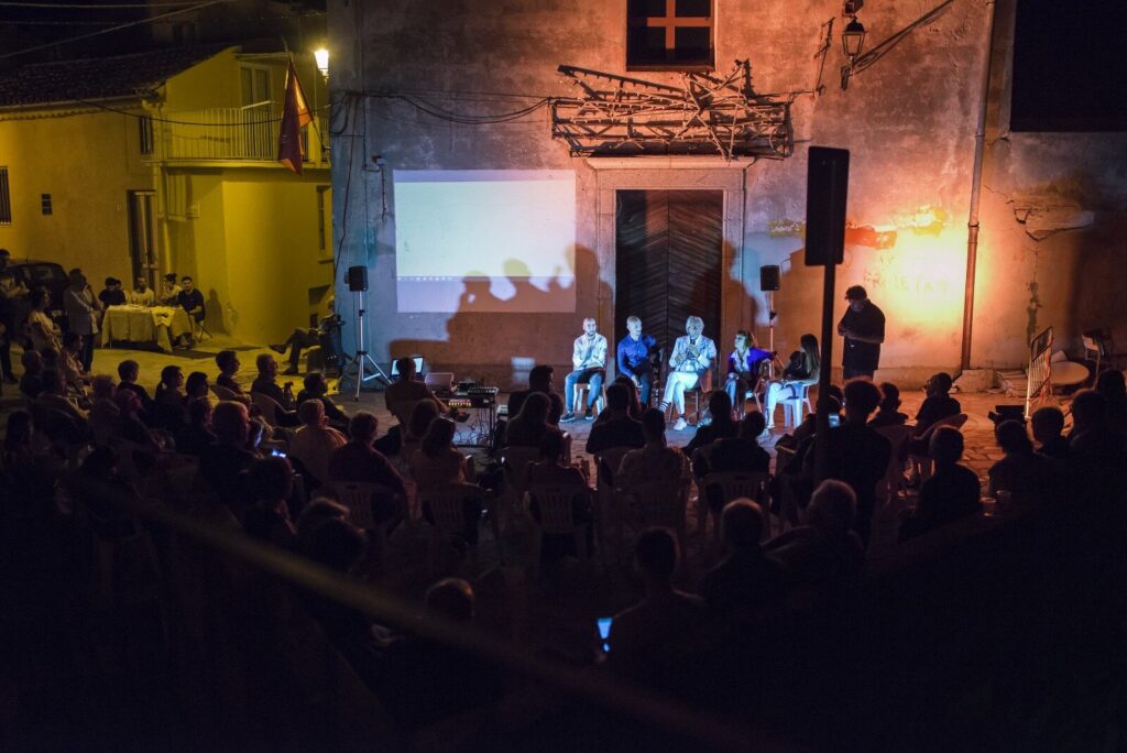“Ciak si beve!”, il 20 e il 21 settembre a Badolato ritorna la rassegna cinematografica del Club dei Vedovi Neri.