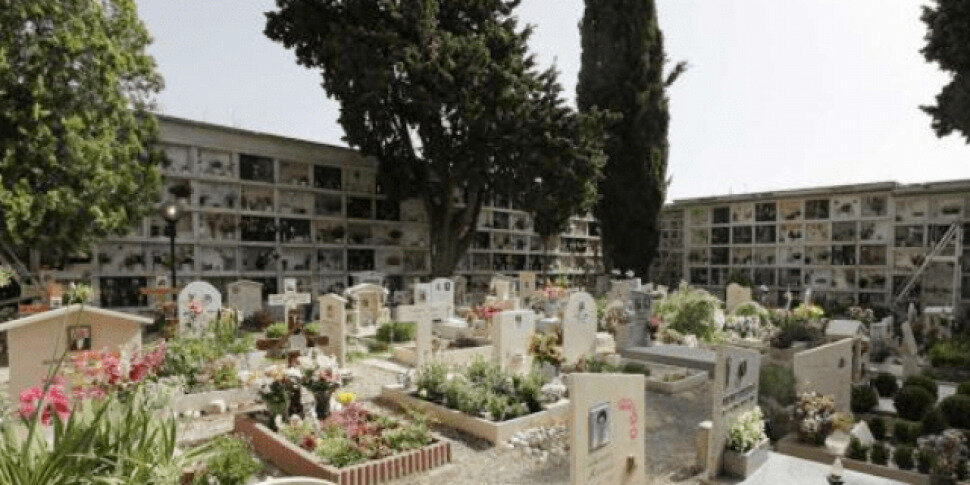 Cimitero di Catanzaro al buio e tra erbacce