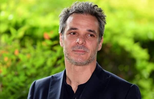 Si apre con la poesia lieve e malinconica di “Le vacanze dei signori Lagonìa” la nuova stagione di prosa “Domenica d’Incanto” 2025/2026: domenica 16 ottobre sul palco del Teatro Comunale Francesco Colella