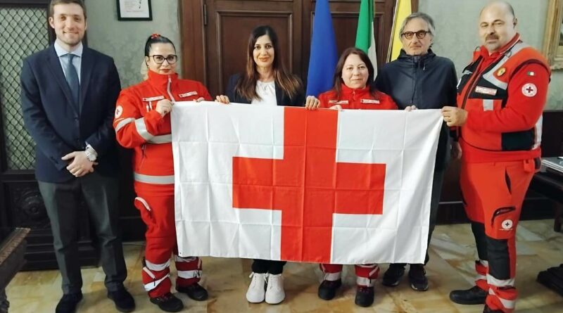 La Croce Rossa Italiana consegna al Comune la propria bandiera