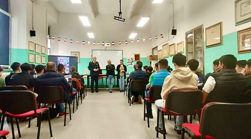 La Polizia locale di Catanzaro nelle scuole per la prevenzione sull’uso di sostanze stupefacenti tra i più giovani / Incontri con gli studenti insieme al Serd dell’Asp, al Centro Calabrese di Solidarietà e alla Cooperativa Zarapoti