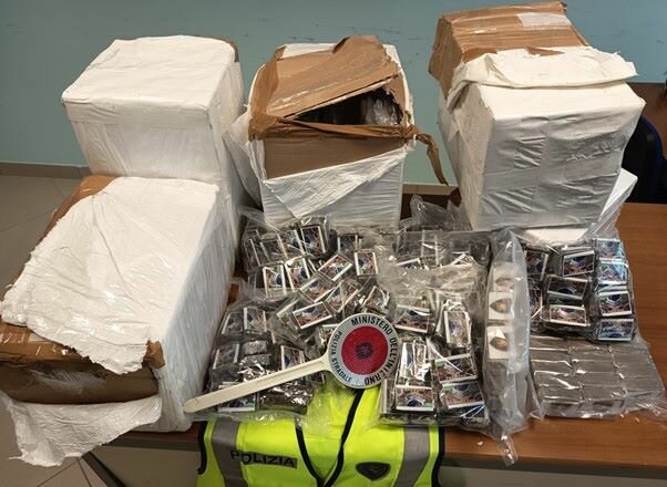 SULL’AUTOSTRADA A2 LA POLIZIA STRADALE TRAE IN ARRESTO UN CORRIERE DELLA DROGA, UN SORVEGLIATO SPECIALE DI P.S. E DENUNCIA UN UOMO PER PATENTE FALSA