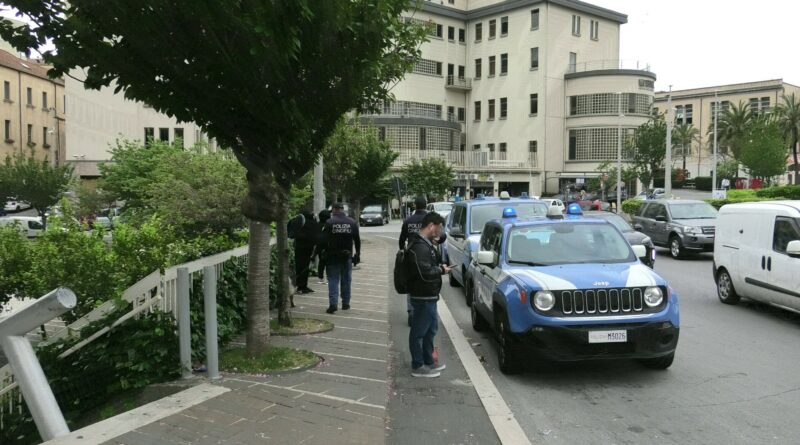 Progetto scuole sicure: controlli della Polizia di Stato per la prevenzione e repressione dei reati connessi allo spaccio di sostanze stupefacenti ed alla detenzione di armi nei pressi degli istituti scolastici.