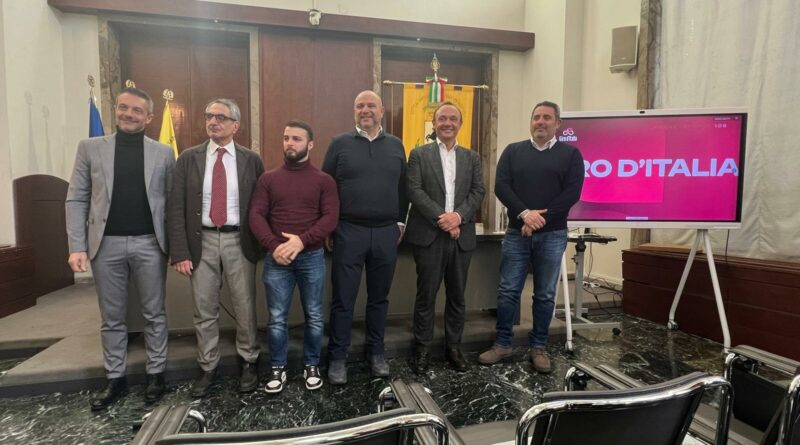 Giro d’Italia / L’assessore allo Sport Antonio Battaglia a Napoli per il vertice delle città di tappa del Centro Sud / “Avviata la macchina organizzativa per la partenza nazionale a Catanzaro il 12 maggio”