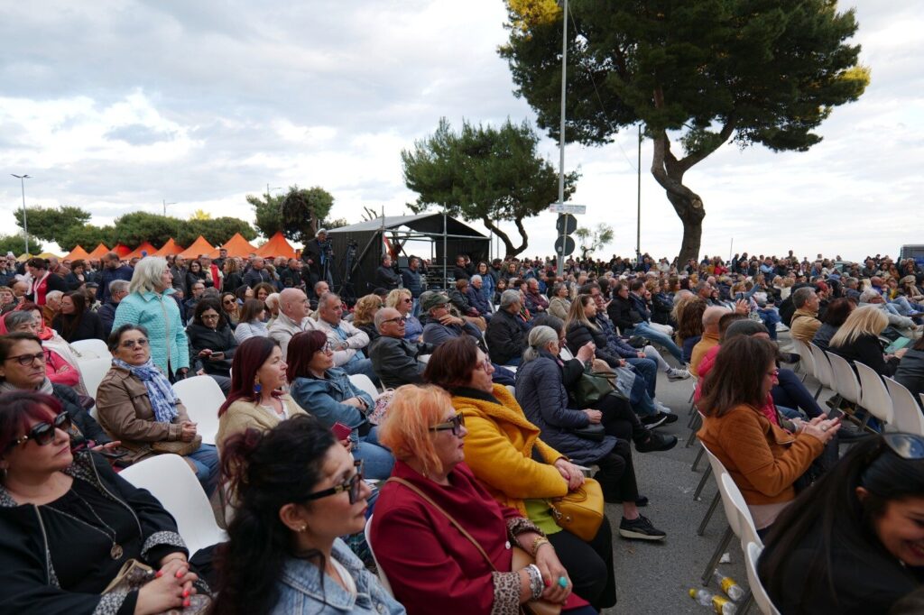 PRIMO MAGGIO DA RECORD Una marea di gente nel quartiere marinaro di Catanzaro tra musica e solidarietà