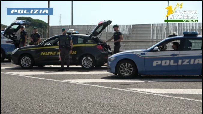 Sequestro di dispositivi elettronici di controllo delle targhe: attività congiunta della Polizia di Stato e della Guardia di Finanza.