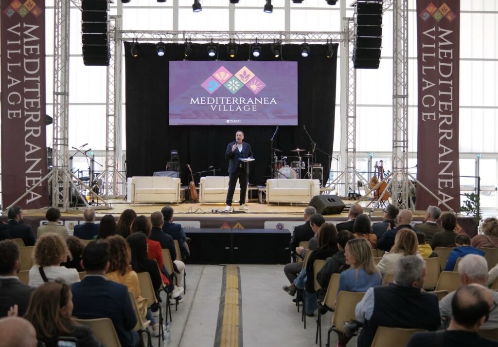 Successo per l’esordio del Mediterranea Village Catanzaro celebra la Dieta Mediterranea tra gusto e grande musica Dopo l’emozione dell’inaugurazione e il live di Mimmo Cavallaro, il programma prosegue oggi con Alessandro Greco, lo Chef Circiello e la dance di Regina. Domani lo Sport Day.