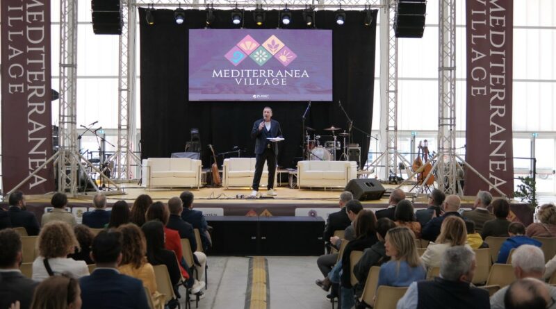 Successo per l’esordio del Mediterranea Village Catanzaro celebra la Dieta Mediterranea tra gusto e grande musica Dopo l’emozione dell’inaugurazione e il live di Mimmo Cavallaro, il programma prosegue oggi con Alessandro Greco, lo Chef Circiello e la dance di Regina. Domani lo Sport Day.