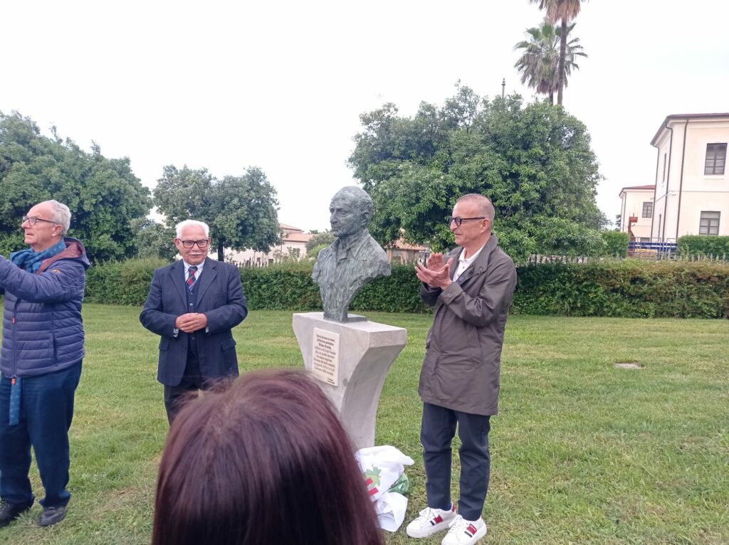 Il Presidente della Provincia di Catanzaro Mormile consegna alla storia il busto di Mimmo Rotella realizzato da Luigi Verrino