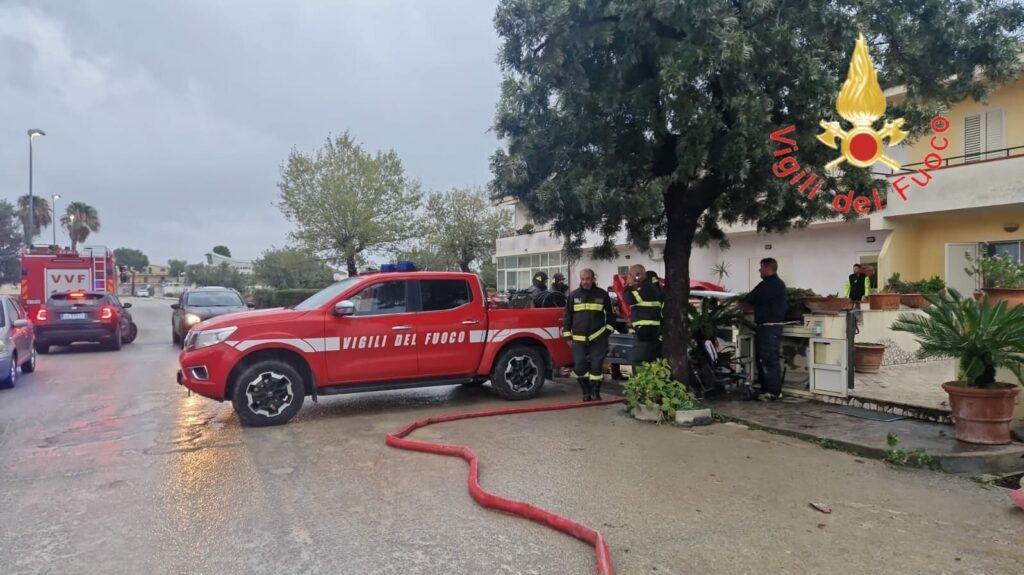 SIAMO ALLE SOLITE: a Cropani i Vigili del fuoco con ausilio di motopompe ed idrovore per aspirare acqua da villette allagate!