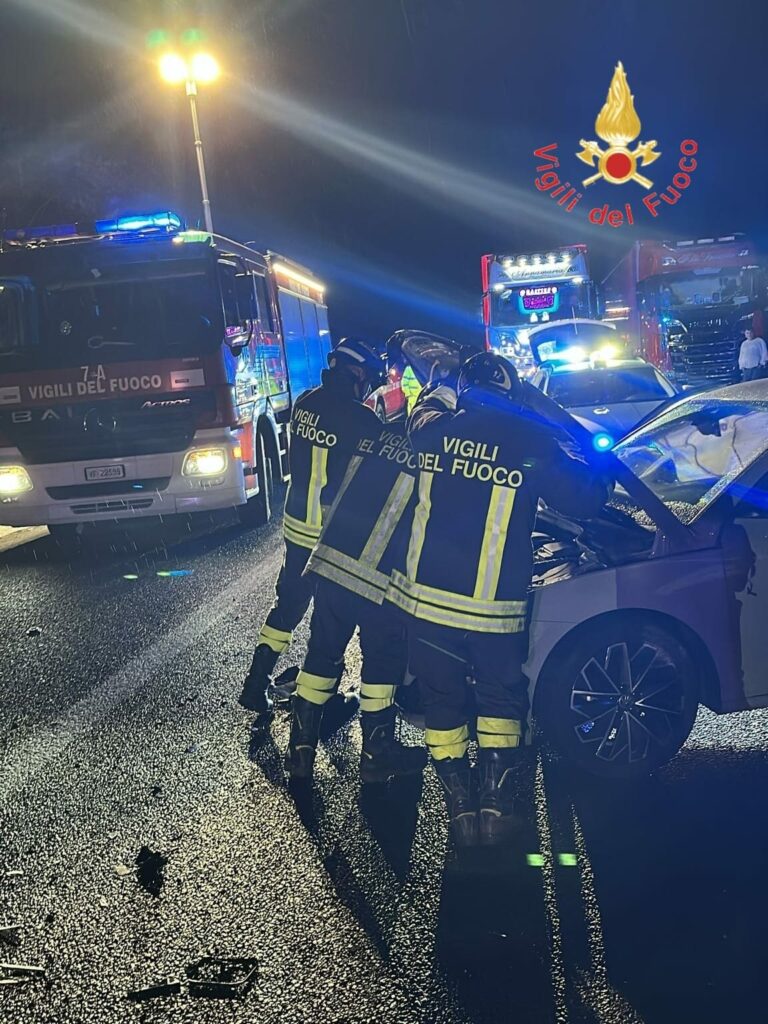 Incidente stradale sull’autostrada A2 del Mediterraneo, in direzione Nord, nel tratto compreso tra gli svincoli di Lamezia Terme e Falerna, al km 311