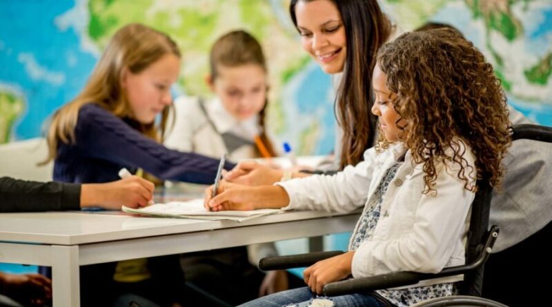 Assistenza scolastica agli alunni disabili. Belcaro: “Il servizio partirà in questa settimana. Triplicato il monte orari, ma le risorse non bastano. Un problema nazionale al centro della recente mozione approvata alla Camera che ha impegnato il governo a difesa dei Comuni”