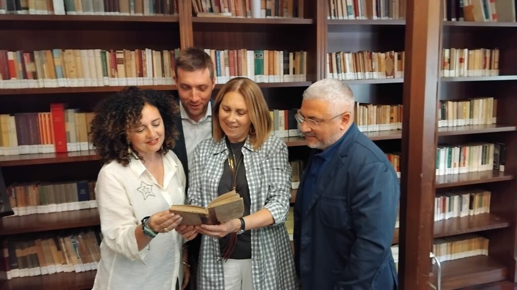 I carabinieri restituiscono alla biblioteca “F. De Nobili” un volumetto di fine Ottocento di cui si erano perse le tracce