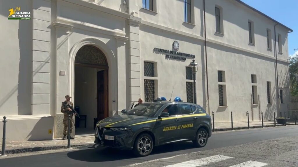 Soverato: Sequestrati oltre 3 Milioni di euro, unitamente al profitto del reato ammontante a circa euro 1,6 Milioni, in relazione ad ipotizzata associazione per delinquere finalizzata alla creazione di crediti d’imposta fittizi.
