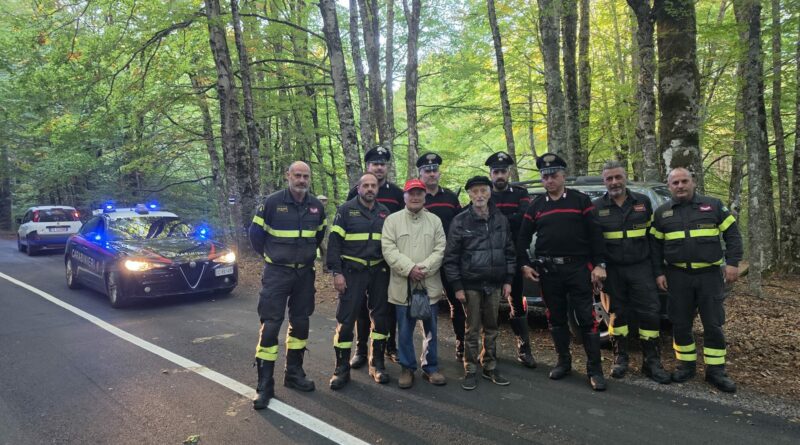 Vanno a cercare funghi e si perdono nel bosco, trascorrendo la notte al gelo. Ritrovati sani e salvi