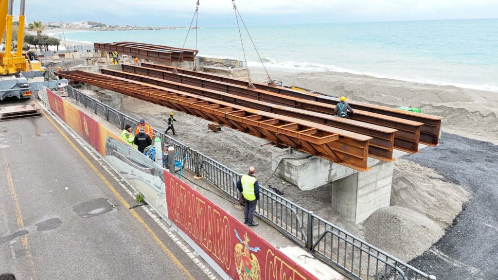 Ponte Fiumarella, le operazioni di varo dell’impalcato metallico continueranno il 2 e il 3 aprile
