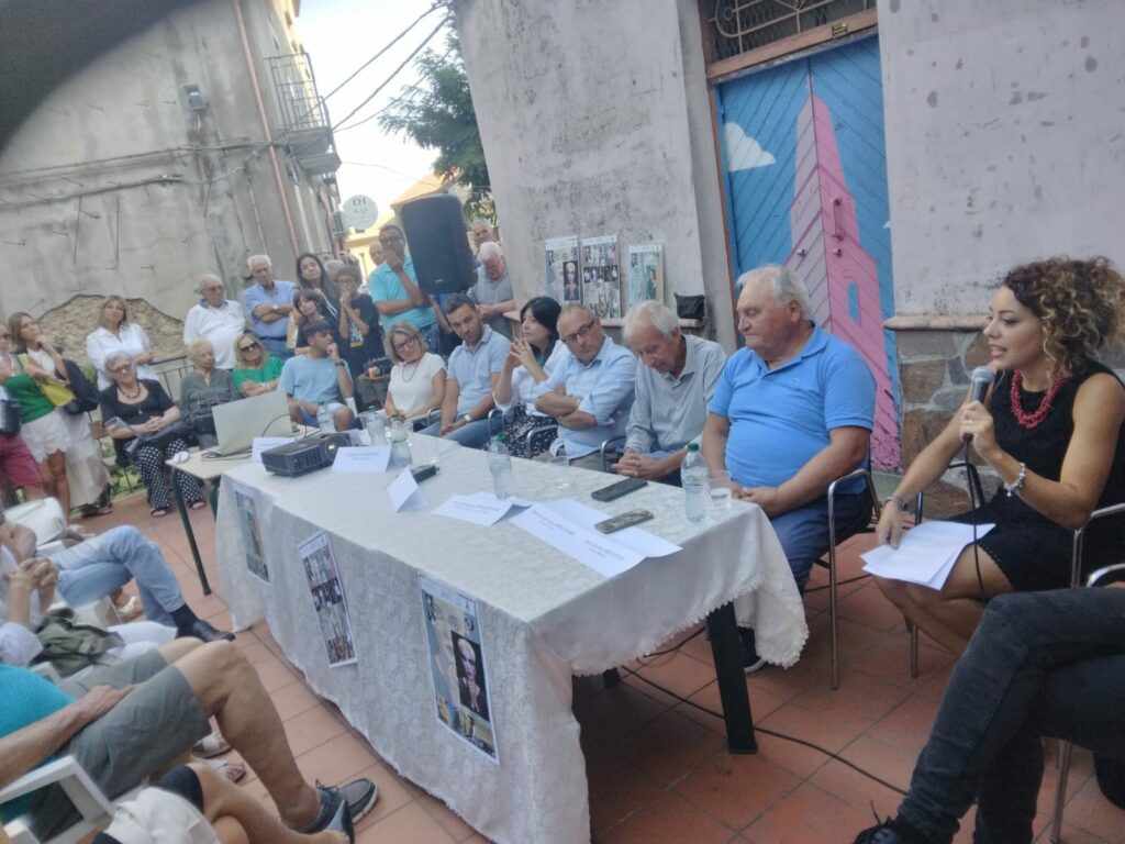 SERSALE RENDE OMAGGIO AL SUO “MASINO” E DIPINGE IL BORGO CON MURALES ISPIRATI AL MAESTRO TOMMASO LE PERA