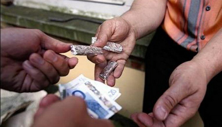 Spaccio di sostanze stupefacenti nei pressi del centro commerciale “Le Aquile”