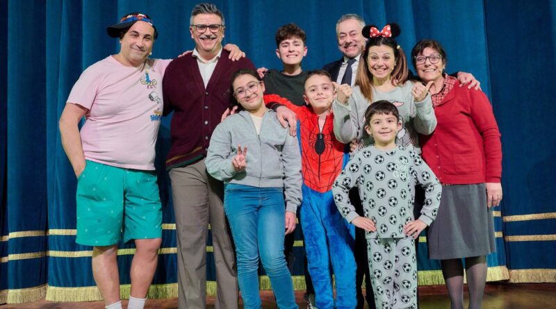 Il “Virus” di Nino Gemelli si diffonde al Teatro Comunale di Catanzaro tra risate, dialetto e tradizione