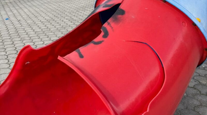 Vandalizzati alcuni giochi per i bimbi sul lungomare. Sergi: “Gesto intollerabile. L’Amministrazione c’è ma occorre anche una reazione civica”