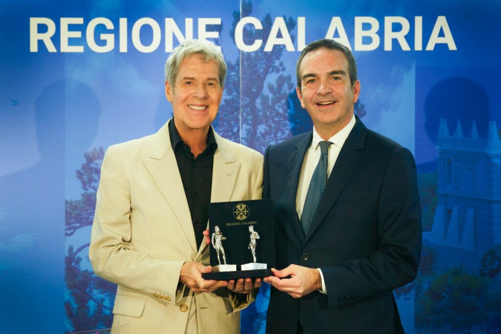 CLAUDIO BAGLIONI RICEVE A CATANZARO PRESSO LA SEDE DELA REGIONE CALABRIA L’ONORIFICENZA SPECIALE “CALABRIA STRAORDINARIA” AL VALORE ARTISTICO, ALLA CARRIERA E AI CONCERTI DEL "GrandTour LA VITA È ADESSO"