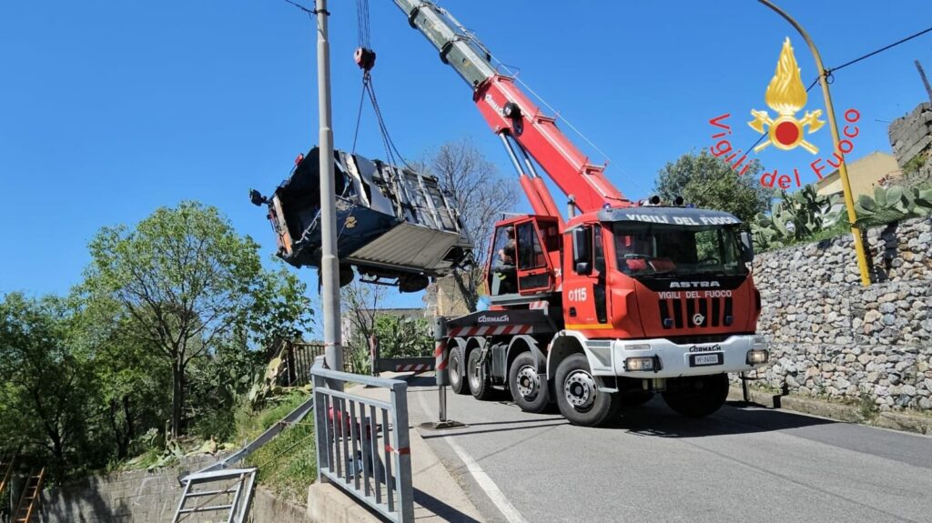 Guasto ai freni di stazionamento di un automezzo compattatore che finisce in un cortile privo di guida.