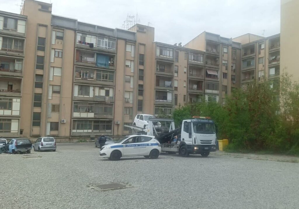 Finalmente oggi, al quartiere Aranceto, hanno iniziato a rimuovere le autovetture.