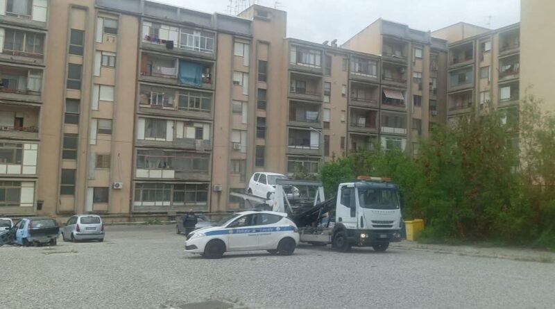 Finalmente oggi, al quartiere Aranceto, hanno iniziato a rimuovere le autovetture.