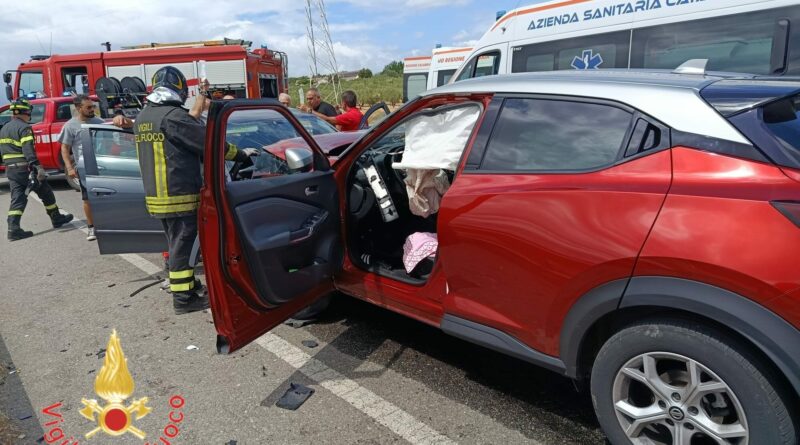 Scontro frontale sulla provinciale Cropani-Sersale: tre feriti, decisivo l'intervento dei Vigili del Fuoco