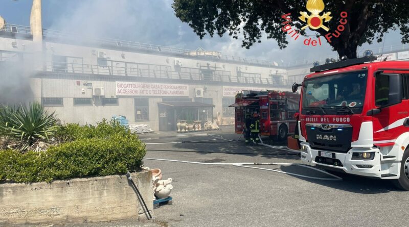 Incendio in un’attività commerciale a Catanzaro