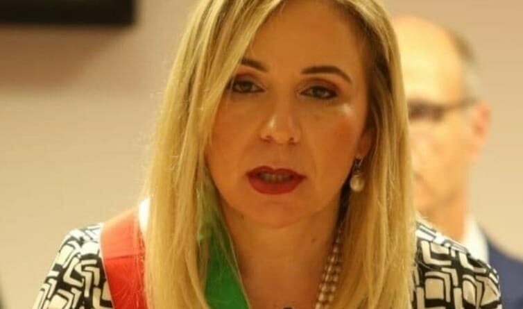 MINACCIATA E ANCORA SENZA TUTELA, SIMONA SCARCELLA NON È SOLA: SABATO 26 SARÀ CON LA TAZZINA ALLA STAFFETTA DELLA LEGALITÀ DI VIBO