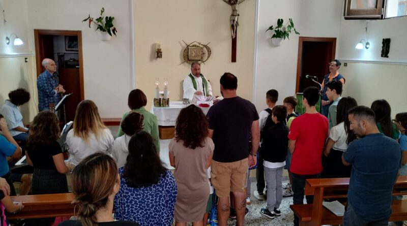 Don Vincenzo Moniaci invita i ragazzi del catechismo di Catanzaro a rappresentare San Francesco da Paola e la Madonna del Rosario con un disegno, una poesia o una canzone